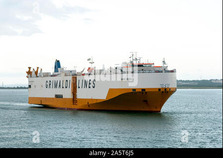 Linee di Grimaldi auto vettore Grand Benelux entrare acqua di Southampton Foto Stock