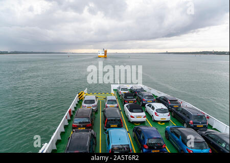 Linee di Grimaldi auto vettore Grand Benelux entrare acqua di Southampton Foto Stock