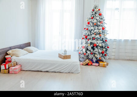 Albero di natale in camera da letto con letto matrimoniale e di doni vacanza anno nuovo Foto Stock