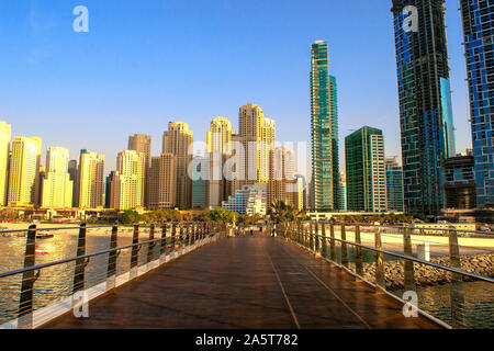 Dubai/EMIRATI ARABI UNITI - 17 Ottobre 2019: vista panoramica su JBR da bluewaters ponte pedonale. Jumeirah Beach Residence vista. Il nuovo quartiere di lusso di Dubai Foto Stock