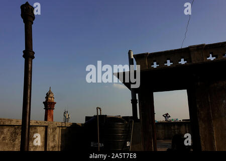 Fatehpuri Masjid MINAR VISTA DA KHARI BAOLI DELHI - ASIA - LA PIÙ GRANDE COMMERCIO ALL'INGROSSO SPICE MARKET si trova nella vecchia Delhi area. Foto Stock