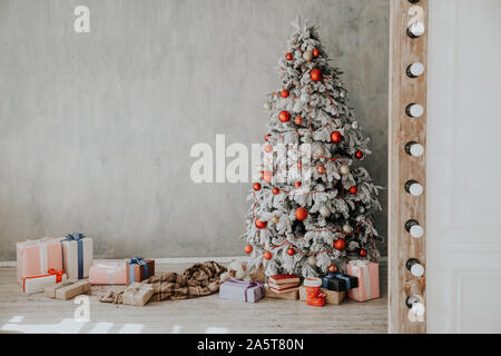 Anno nuovo albero di Natale luci brillano vacanze inverno doni Foto Stock