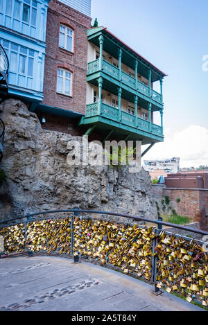 Bloccare tutto il ponte nella città capitale della Georgia, città di Tbilisi Foto Stock