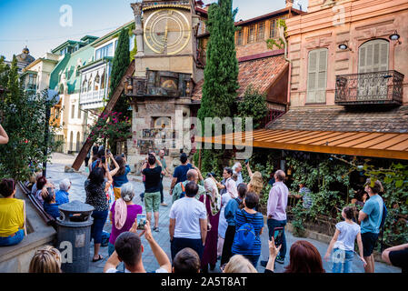Turistica prendendo le foto di orologio pendente Torre di Tbilisi, Georgia Foto Stock