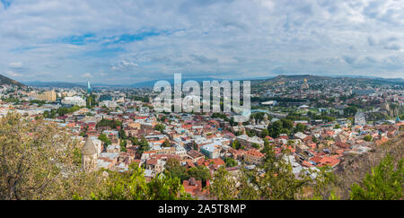 Vista panoramica sulla città capitale della Georgia, Tbilisi Foto Stock