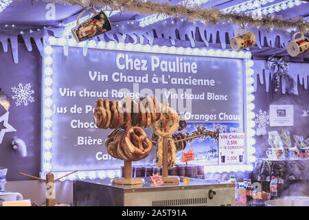 Mulhouse, Francia - 23 dicembre 2017: Dettaglio di un piccolo cottage di Natale la vendita di vino brulé e salatini presso i mercatini di Natale in una sera d'inverno Foto Stock