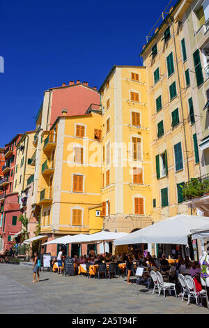 Camogli, Italia - 15 Settembre 2019: Persone in appoggio alla Spiaggia di Camogli su soleggiate giornate estive Foto Stock