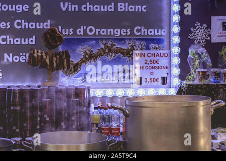 Mulhouse, Francia - 23 dicembre 2017: Dettaglio di un piccolo cottage di Natale la vendita di vino brulé e salatini presso i mercatini di Natale in una sera d'inverno Foto Stock