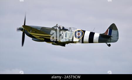 Il Supermarine Spitfire IX (G-LFIX) al Flying Legends su Airshow xiv Luglio 2019 Foto Stock