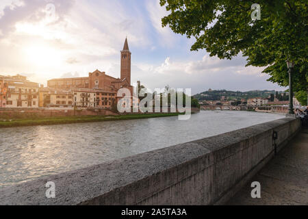Vista panoramica sul fiume dige in serata a Verona Foto Stock
