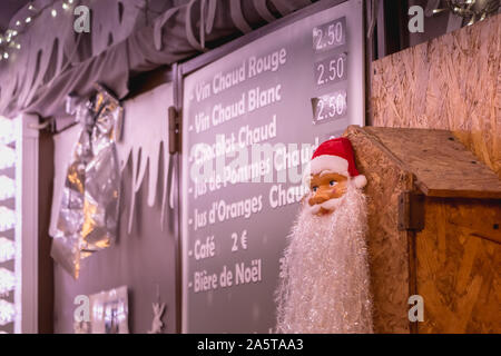 Mulhouse, Francia - 23 dicembre 2017: Dettaglio di un piccolo cottage di Natale la vendita di vino brulé e salatini presso i mercatini di Natale in una sera d'inverno Foto Stock