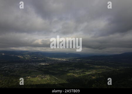 Vista sulla valle di Aiguebelette e guewiller village da Col de l'Épine nelle Alpi francesi, Francia Agosto 2019 Foto Stock