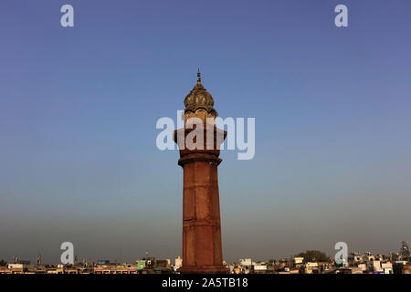 MINAR DI FATEHPURI MASJID (moschea) UNA VISTA DA KHARI BAOLI DELHI - situato nella Vecchia Delhi area. Foto Stock