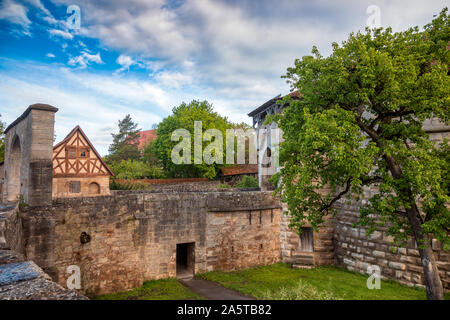 Ponte sul fossato al Spital bastion, parte della città vecchia fortificazione in Rothenburg ob der Tauber, Baviera, Germania, Europa Foto Stock