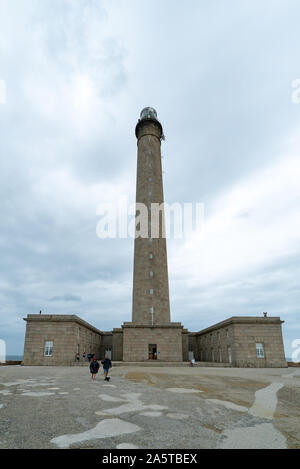 Barfleur, Manche / Francia - 16 agosto 2019: i turisti che visitano la Gatteville faro e museo su un tempestoso giorno di estate Foto Stock