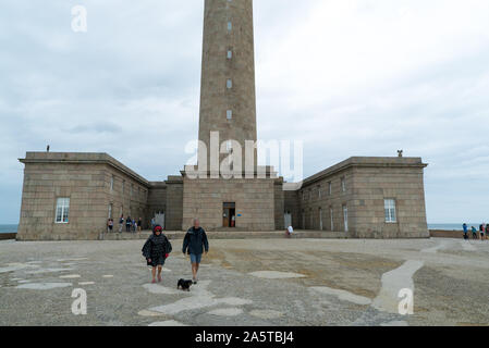 Barfleur, Manche / Francia - 16 agosto 2019: i turisti che visitano la Gatteville faro e museo su un tempestoso giorno di estate Foto Stock