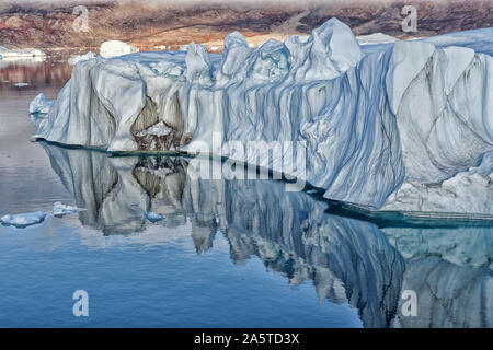 Iceberg galleggianti in serata, Scoresby Sund, Kangertittivaq, Groenlandia, Danimarca Foto Stock