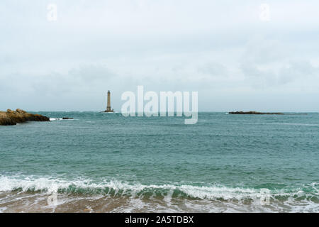 Cap de la Hague, Manche / Francia - 17 agosto 2019: vista del programma Phare de Goury faro sulla costa nord della Normandia in Francia Foto Stock