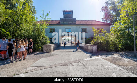 Monaco di Baviera 2019. Preparare i turisti a visitare la zona di fronte allo storico ingresso al campo di concentramento di Dachau. Agosto 2019 a Monaco di Baviera. Foto Stock