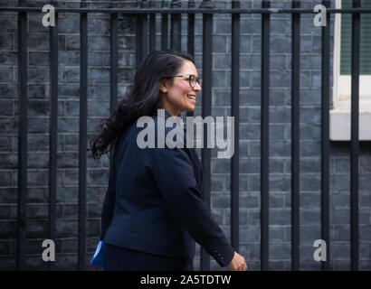 Priti Patel, Segretario di Stato per il Dipartimento Home, arriva a Downing Street per una riunione del gabinetto. Foto Stock
