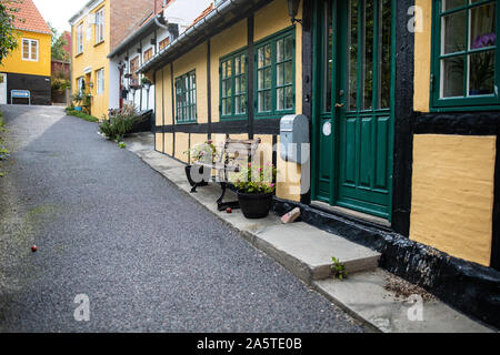 Street nella città vecchia, casa colorati, Gudhjem, Bornholm,Danimarca Foto Stock