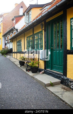 Street nella città vecchia, casa colorati, Gudhjem, Bornholm,Danimarca Foto Stock