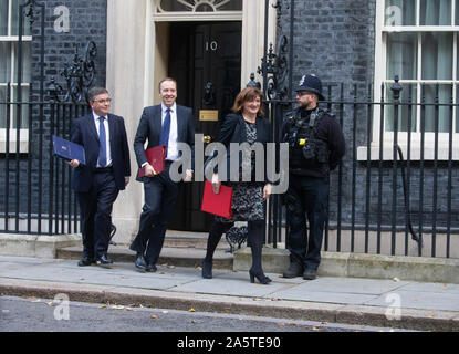 Robert Buckland, Lord Cancelliere e segretario di Stato per la giustizia, Matt Hancock, Segretaria di salute e Nicky Morgan,Cultura e Media di lasciare il numero 10. Foto Stock