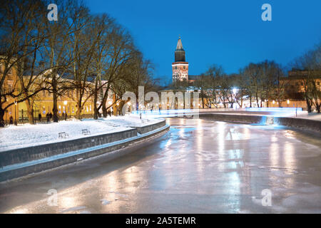 Turku, Aura river con il Duomo e il ponte, Finlandia. Foto Stock