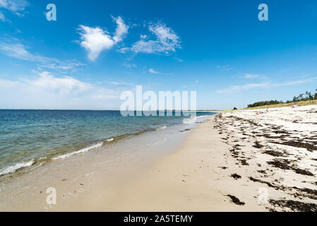 Fouesnant, Finisterre / Francia - 24 Agosto, 2019: turisti relax sul vasto e le spiagge deserte del Mer Blanche in Bretagna Foto Stock