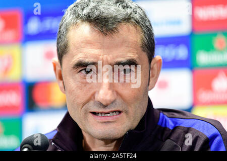 Sinobo Stadium, Praga. 22 ottobre, 2019. Allenatore del FC Barcelona ERNESTO VALVERDE parla durante la conferenza stampa prima del calcio Champions League gruppo F 3. round match Slavia Praha vs FC Barcellona in Sinobo Stadium, Praga, Repubblica ceca, 22 ottobre 2019. Credito: Roman Vondrous/CTK foto/Alamy Live News Foto Stock