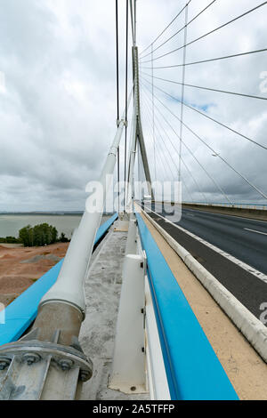 Honfleur, Calvados / Francia - 15 agosto 2019: vista del Ponte Normandia tra Le Havre e Honfleur in Normandia in Francia Foto Stock