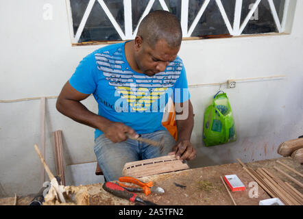 Maurizio artigianali; un locale artigiano di Maurizio fare modellini di barche e navi, Curepipe, Mauritius Foto Stock