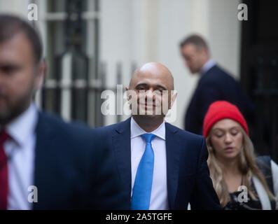 Sajid Javid, il Cancelliere dello Scacchiere, lascia il numero 11 di Downing Street per una riunione. Foto Stock