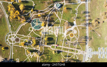 Piccolo percorso le strade in park sopra vista dall'alto in autunno park Foto Stock