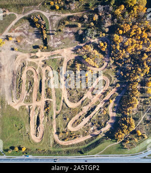 Motocross cross country strada vuota al di sopra vista dall'alto. Motopark curvato off road Foto Stock