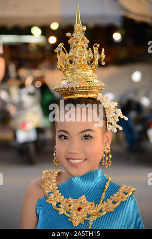 Junges Thaimaedchen in Folklore-Tracht Foto Stock