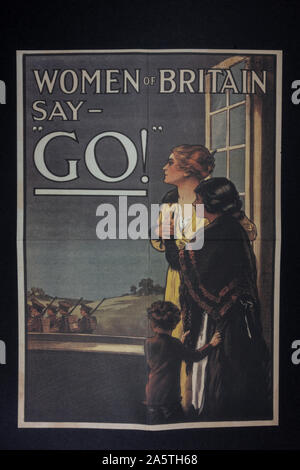 Poster di propaganda "Donne di Bretagna direi - 'GO!'', un esempio di un British WWI poster, un pezzo di memorabilia replica dalla prima guerra mondiale era. Foto Stock