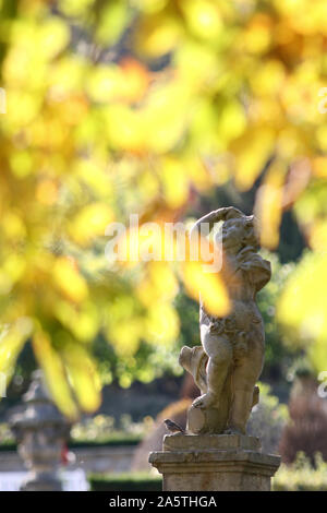 Blankenburg, Germania. 10 ottobre, 2019. Il barocco terrazza giardino sottostante il grande castello di Blankenburg si presenta in autunno. La ben conservata zona è disposto su quattro livelli con dodici sculture in pietra arenaria che simboleggiano i segni dello zodiaco. Il giardino terrazzato è uno dei dodici giardini più belli in Sassonia-Anhalt. Questo parco è stato costruito intorno al 1725 come principesca di piacere giardino. Credito: Matthias Bein/dpa-Zentralbild/ZB/dpa/Alamy Live News Foto Stock