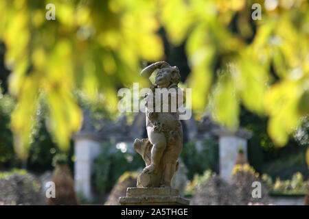 Blankenburg, Germania. 10 ottobre, 2019. Il barocco terrazza giardino sottostante il grande castello di Blankenburg si presenta in autunno. La ben conservata zona è disposto su quattro livelli con dodici sculture in pietra arenaria che simboleggiano i segni dello zodiaco. Il giardino terrazzato è uno dei dodici giardini più belli in Sassonia-Anhalt. Questo parco è stato costruito intorno al 1725 come principesca di piacere giardino. Credito: Matthias Bein/dpa-Zentralbild/ZB/dpa/Alamy Live News Foto Stock