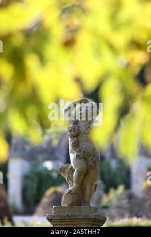 Blankenburg, Germania. 10 ottobre, 2019. Il barocco terrazza giardino sottostante il grande castello di Blankenburg si presenta in autunno. La ben conservata zona è disposto su quattro livelli con dodici sculture in pietra arenaria che simboleggiano i segni dello zodiaco. Il giardino terrazzato è uno dei dodici giardini più belli in Sassonia-Anhalt. Questo parco è stato costruito intorno al 1725 come principesca di piacere giardino. Credito: Matthias Bein/dpa-Zentralbild/ZB/dpa/Alamy Live News Foto Stock