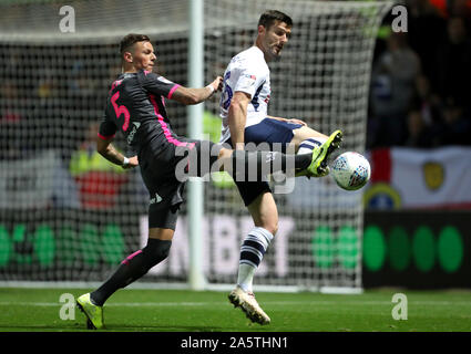 Leeds United's Ben White (sinistra) e Preston North End è Joe Rafferty battaglia per la sfera durante il cielo di scommessa match del campionato a Deepdale, Preston. Foto Stock