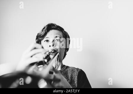 Ragazzo la pratica di tromba Foto Stock