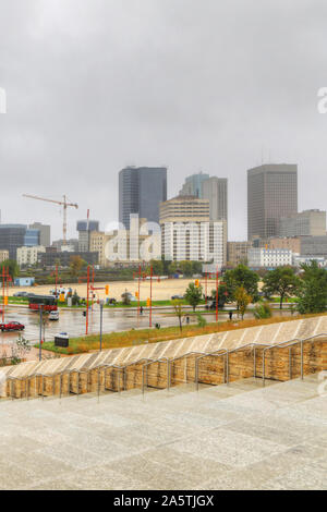 Un verticale di Winnipeg skyline in un giorno di pioggia Foto Stock