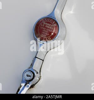 Parte posteriore della serratura del bagagliaio e la Jaguar XK150 badge in 1:1 rapporto di aspetto, visto a Shrewsbury, Shropshire, Inghilterra. Foto Stock