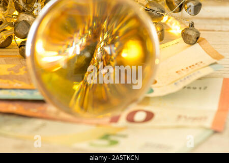 Palla di vetro con le banconote in euro Foto Stock