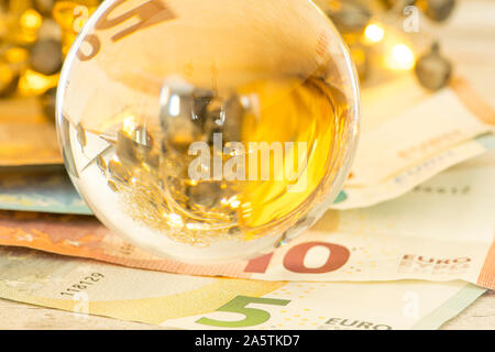 Palla di vetro con le banconote in euro Foto Stock