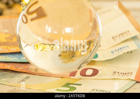 Palla di vetro con le banconote in euro Foto Stock