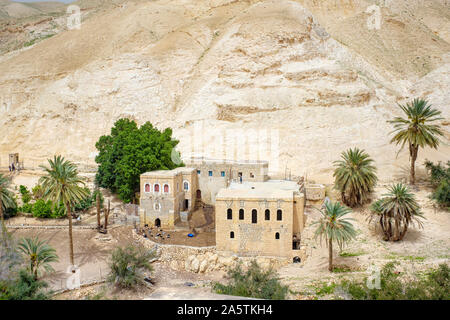 Case vicino Ein Quelt molla, Wadi Quelt, Prat River Gorge, Governatorato di Gerico, West Bank, Palestina. Foto Stock