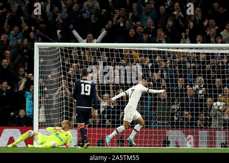 Tottenham Hotspur Stadium, Londra, Regno Unito. 22 ottobre, 2019. UEFA Champions League Football, Tottenham Hotspur contro la Stella Rossa Belgrado; Figlio Heung-Min del Tottenham Hotspur punteggi per 2-0 nel XVI minuto - Editoriale usare carte di credito: Azione Plus sport/Alamy Live News Foto Stock