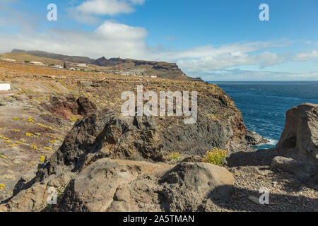 Vista da Punta de Faro. Faro di San Cristobal sulla Punta del Faro, situato su un alto sperone roccioso che nelle vicinanze della capitale dell'isola di La Foto Stock